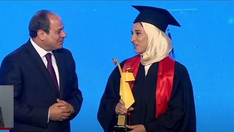 السيسي يكرم أوائل