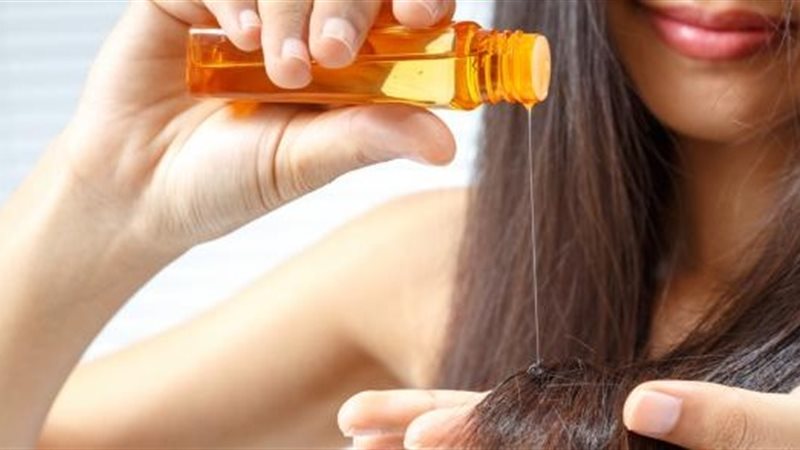 فتاة تضع زيت الشعر