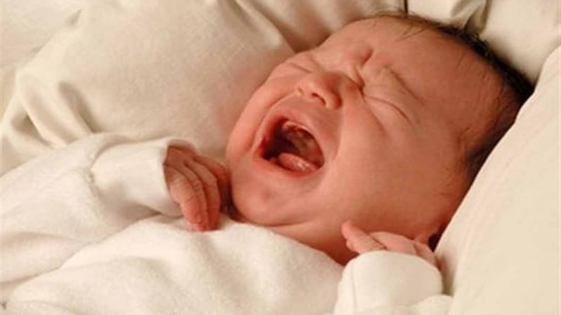 اسباب بكاء الطفل