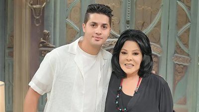 عنبة لمنتقدي ظهوره مع صاحبة السعادة: عشان فقير ومن منطقة شعبية؟  