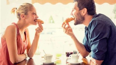 4 عوامل تؤدي إلى زيادة الوزن بعد الزواج