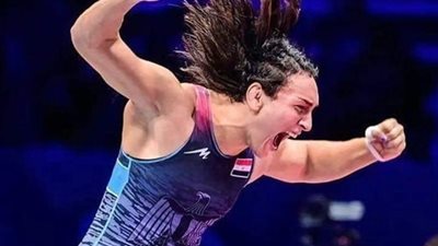 وزير الرياضة يكرم سمر حمزة بطلة المصارعة النسائية