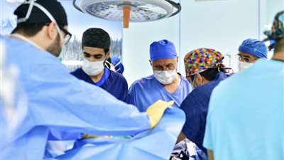 «بمشاركة 35 طبيبا» بدء عملية فصل التوأم السيامي التنزاني «حسن وحسين»