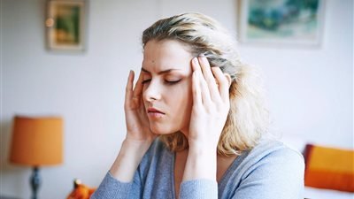 5 علامات تكشف إصابتك بخلل هرموني «منها الحبوب والشعر الزائد»