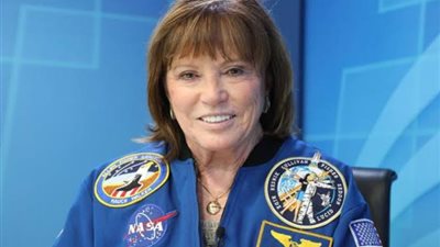 آنا فيشر.. أول أم تطير إلى الفضاء (صور) 