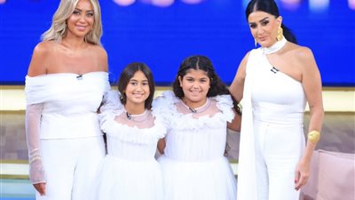 بالأبيض..غادة عبد الرازق وابنتها بحلقة استثنائية في «معكم منى الشاذلي» (صور)