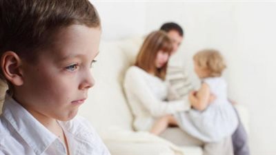 أخطرها المقارنة.. 4 أخطاء مدمرة تعزز الغيرة بين الأبناء