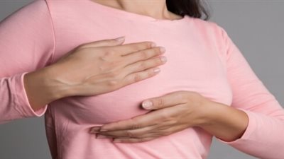 3 أسباب تجعلك تشعرين بآلام الثدي أثناء الدورة الشهرية