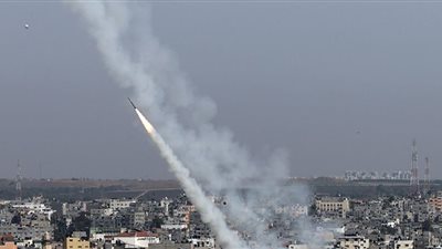 حماس تعلن إطلاق صواريخ على تل أبيب رداً على غارات إسرائيلية