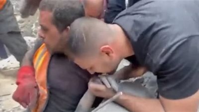 فيديو شاب يقبل يد والدته الشهيدة تحت الأنقاض في غزة يشعل تعاطف الملايين