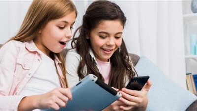 ما هي مخاطر تعلق الأطفال والمراهقين بمشاهير السوشيال ميديا؟ 