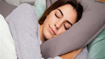 تفسير رؤية شخص مشهور في المنام للعزباء والمتزوجة