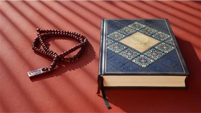 هل يأثم من يسبح على اليد اليسرى؟ الإفتاء تُجيب