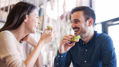 هل الأكل والشرب على جنابة يجلب الفقر؟ الإفتاء تُجيب