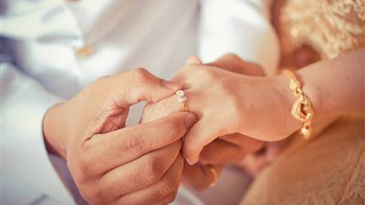 3 علامات تكشف حب الفتاة لخطيبها «نظرة العين»