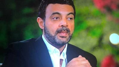  بكاء عمرو محمود ياسين أثناء عرض فيلم تسجيلي عن والده