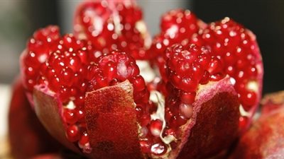حل سحري لتقشير الرمان «وداعاً للطرق التقليدية»