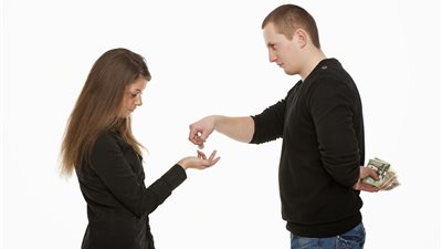 حيل ذكية لترويض الزوج البخيل (إنفوجراف)