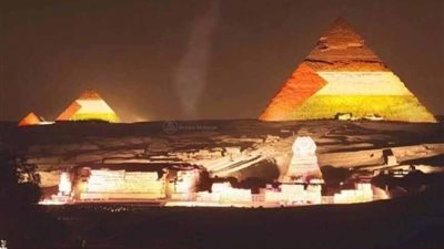 إضاءة الأهرامات بعلم فلسطين.. مصدر يكشف حقيقة إصدار القرار 