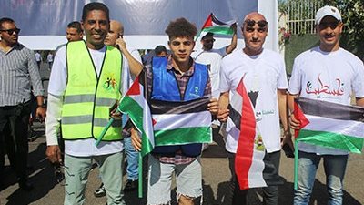 بدء تجمع المواطنين أمام المنصة تضامنا مع فلسطين