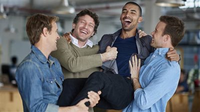 3 نصائح ذهبية للتعامل مع أصدقاء زوجك غير المرغوب فيهم.. «بلاش عصبية»