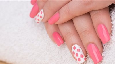 هل يبطل طلاء الأظافر صلاة المرأة؟ الإفتاء تُجيب