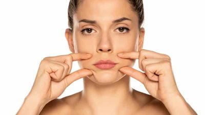 ابتسامة أكثر جاذبية.. 4 نصائح للتخلص من التجاعيد حول الفم