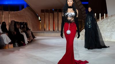 المصممة السعودية تيما عابد تستكشف «الظلام والنور» بأسبوع الموضة في الرياض 