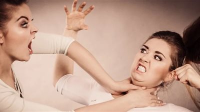 كيف تقود الأم حرب ابنتها العروس مع «سلفتها☻»؟ (سيناريو)