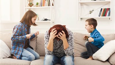 4 أخطاء مدمرة تعزز الغيرة بين الأبناء (إنفوجراف)