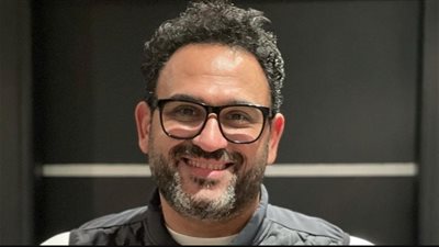 أكرم حسني بطل مسرحية جديدة في الرياض بعد اعتذار محمد سلام