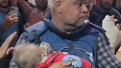 وائل الدحدوح يحمل جثث أسرته بعد استشهادهم ومذيع الجزيرة يبكي على الهواء (فيديو)