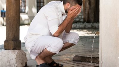 هل يشترط الاستنجاء قبل الوضوء وحكم استخدام اليد اليمنى؟ «الإفتاء تجيب»