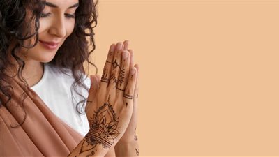 تفسير حلم الحناء في اليد «بشرى بالسعادة والسرور»