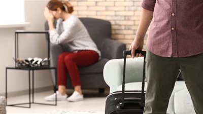 4 طرق لتعامل المرأة مع إهمال الزوج المغترب «الصبر والتواصل»