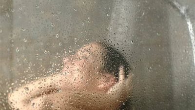 ماذا يحدث لجسمك حال عدم الاستحمام بعد العلاقة الحميمة؟ «4 تبعات صحية»