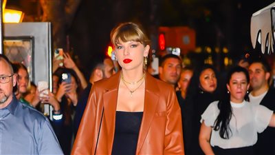 إطلالات تايلور سويفت الخريفية تخطف الأنظار بعد تقليدها للأميرة ديانا (صور)