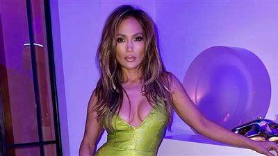 جينيفر لوبيز تعتمد إطلالة ساخنة في عيد الهالوين (صور) 