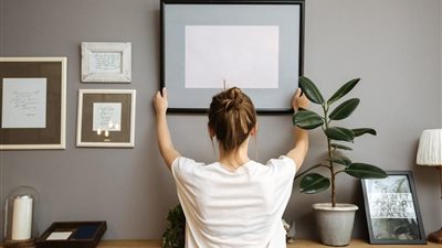 ما حكم الاحتفاظ بالصور وتعليقها في المنزل؟ «الإفتاء تجيب»