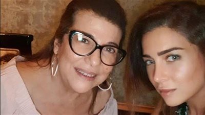 تدهور الحالة الصحية لوالدة مي عز الدين مع عرض مسرحيتها في موسم الرياض