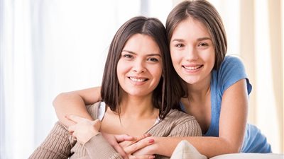 لماذا تفضل الفتاة صديقتها على الأم في «البوح بالأسرار»؟