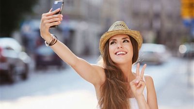 كيف احمي ابنتي المراهقة من هوس السيلفي؟