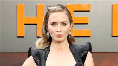 إميلي بلانت تستعرض مهاراتها القتالية في فيلمها الجديد «كبش الفداء» 