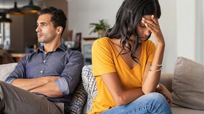 4 أسباب تجعل الرجل يتجاهل زوجته (إنفوجراف)