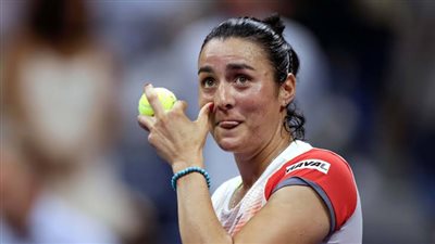 أنس جابر تشتبك مع الصحفيين بعد تبرعها لفلسطين: «أشعر باليأس» (فيديو)