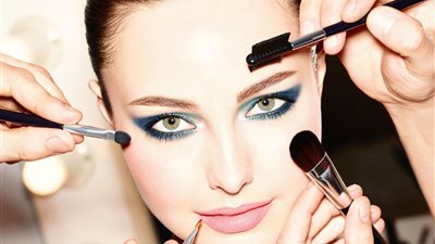 طريقة تطبيق مكياج سينمائي كالمحترفين في 10 خطوات (صور)