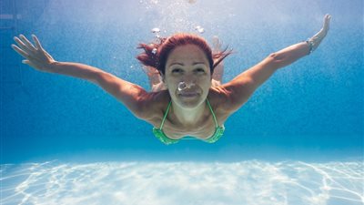 تفسير حلم الغطس في الماء للعزباء والمتزوجة