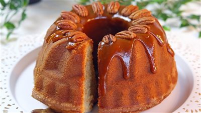 طريقة عمل كيك التمر بصوص التوفي