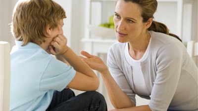 كيف تجيبين على أسئلة طفلك «المحرجة» دون هروب؟