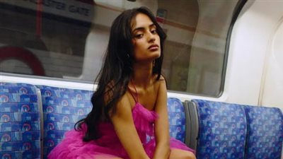 نجمة التيك توك سابرينا بحسون تتألق بفستان إيلي صعب في حفل لندن (صور)